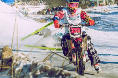 Mortcycles kış yarış. Hızlı engins ve büyük güç.