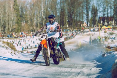 Mortcycles kış yarış. Hızlı engins ve büyük güç.