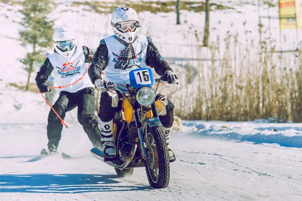 Corrida de inverno com mortcycles. Motores rápidos e grande potência . — Fotografia de Stock