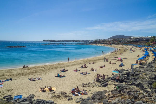 Tenerife, Spanje, strand, palmen en volkeren. 2015 — Stockfoto