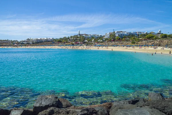 Tenerife, Spanje, strand, palmen en volkeren. 2015 — Stockfoto