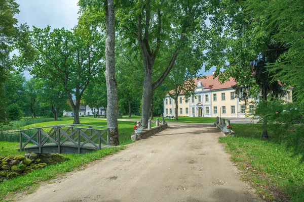 Velho castelo na Letónia, cidade Veselava . — Fotografia de Stock