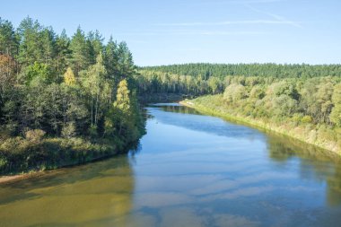 Kırmızı kayalıklarla ve nehir City Cesis, Letonya Ülke.