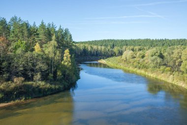 Kırmızı kayalıklarla ve nehir City Cesis, Letonya Ülke.