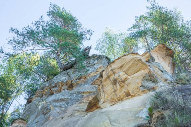 Kırmızı kayalıklarla ve nehir City Cesis, Letonya Ülke.