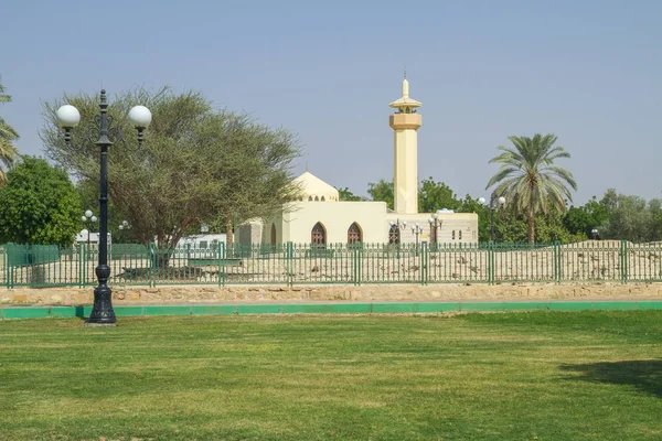 Emiratos árabes unidos, naturaleza y ciudad. Calles urbanas, camino, casa — Foto de Stock