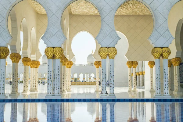 Sheikh Zayed Grand Mesquita, Dubai, Emirados Árabes Unidos, povos e mesquita. 2015 — Fotografia de Stock