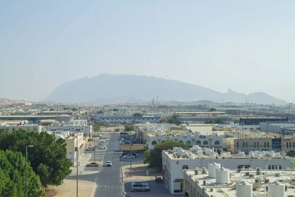 Emiratos árabes unidos, naturaleza y ciudad. Calles urbanas, camino, casa — Foto de Stock