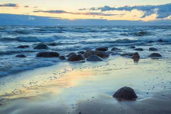 Балтийское море в Латвии. Природа, скалы и закат . — стоковое фото