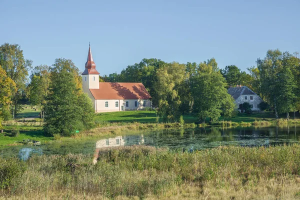 Iglesia cerca del lago, Araisi, Letonia. Naturaleza y construcción . — Foto de Stock