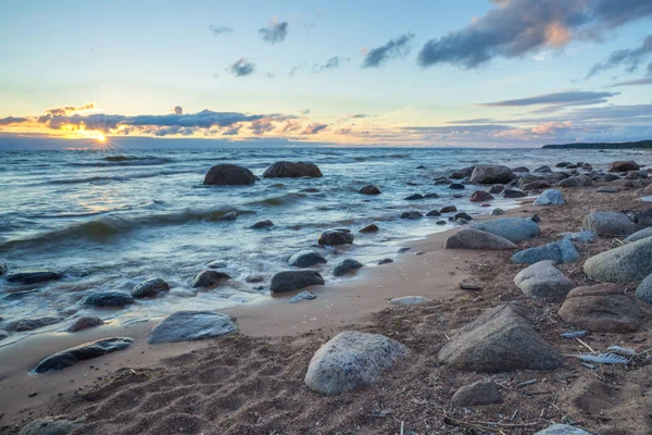 Балтійське море в Латвії. Природа, скелі і захід сонця. — стокове фото