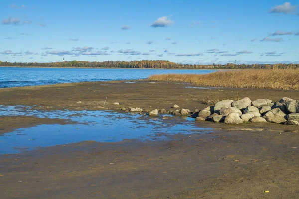 Lago en otoño, Letonia. Naturaleza y agua . — Foto de Stock