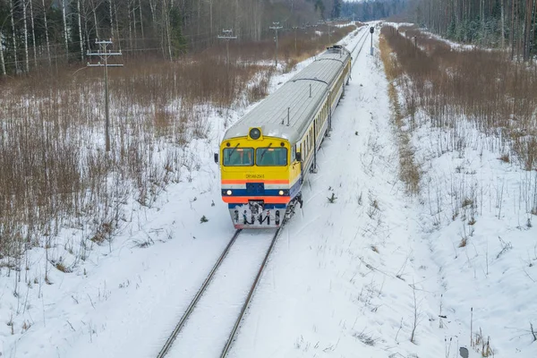 Ferrocarril con tren en Cesis, Letonia. Tren de carga. 2015 — Foto de Stock