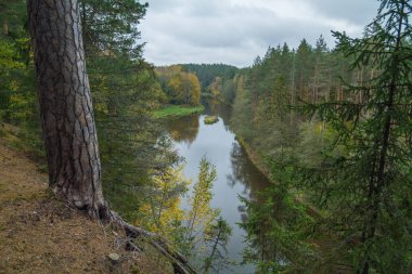 Kırmızı kayalıklarla City Masalaca, Letonya.