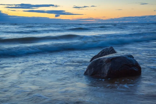 Балтийское море в Латвии. Природа, скалы и закат . — стоковое фото
