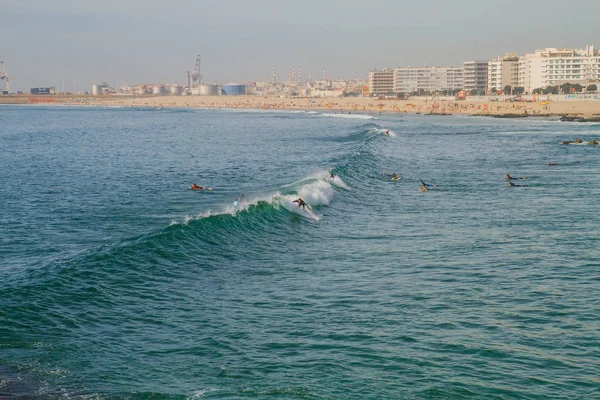 Surfers in Oceaan, Portugal, Porto. Reizen foto. — Stockfoto