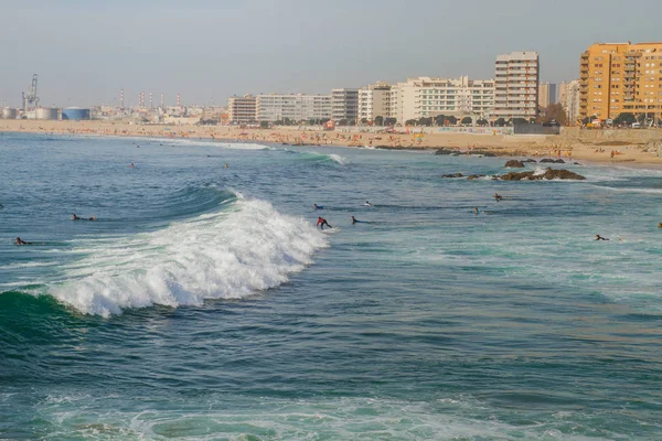Surfers in Oceaan, Portugal, Porto. Reizen foto. — Stockfoto