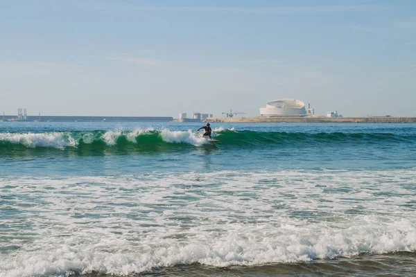 Surfeurs à l'océan, Portugal, Porto. Photo de voyage . — Photo