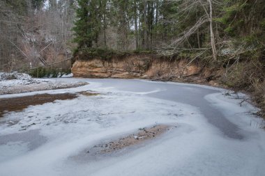 Nehir ve Letonya, ciffs. Güzel doğa.