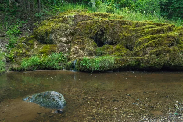 Καταρράκτης Raunas staburags κατά Λετονίας, πόλη Rauna. Ποταμός και gre — Φωτογραφία Αρχείου