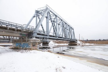 Riga, kış, demiryolu Köprüsü Jugla göl. 2018