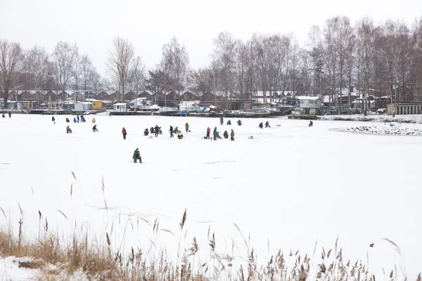 Nieve y lago congelado en Riga. Foto de viaje . — Foto de Stock