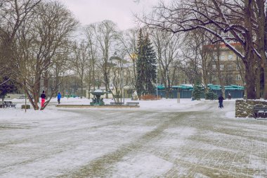 Letonya, Riga, eski kent merkezi, kış aylarında Bahçe. Halklar ve ark