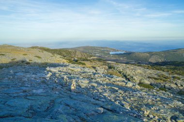 Serra da estrela doğal park, tepeler ve güneş. Seyahat fotoğraf.