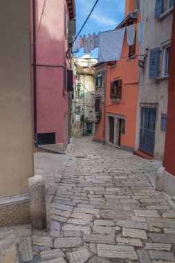 Pula, Hırvatistan, 2016, Street view, halklar. Sevgi ile eski sokak 