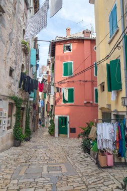 Pula, Hırvatistan, 2016, Street view, halklar. Sevgi ile eski sokak 