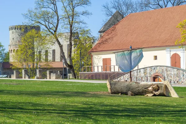Ciudad vieja, ciudad, parque del castillo en Cesis, Letonia. 2014 — Foto de Stock