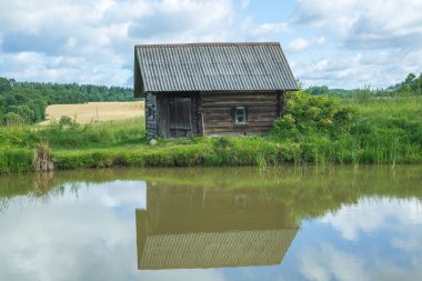 Güneş doğarken gölet ve çayır. Seyahat fotoğraf.