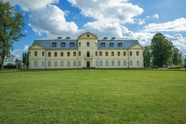 Kraslava, Letónia. Velho castelo amarelo. Foto de viagem. Céu e verde — Fotografia de Stock