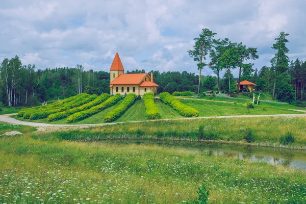 Старая церковь, вид с холма. Фото путешествий. Природа и строительство . — стоковое фото