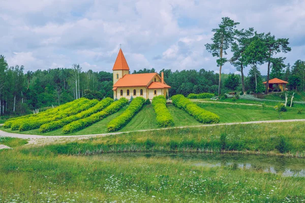 Старая церковь, вид с холма. Фото путешествий. Природа и строительство . — стоковое фото