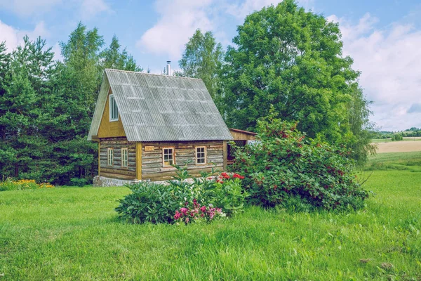La vista de la antigua sauna, el aire es fresco y limpio . — Foto de Stock
