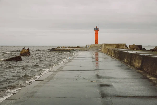 Fyren i Lettland, Riga. Resa foto. Mullvad och havet. — Stockfoto