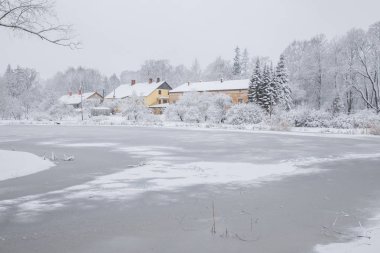 Bütün bu beyaz, kış oldu. Kentsel şehir manzaralı kar ile.