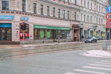 Riga, cadde görünümü, arabalar ve halklar, Doğa Müzesi.