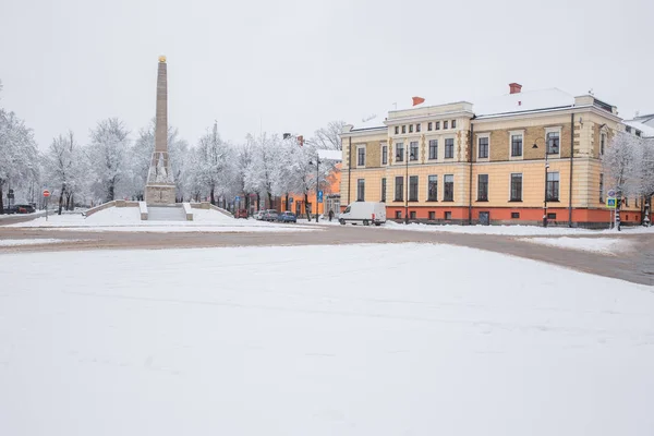 Всё белое, пришла зима. Центр города со снегом . — стоковое фото