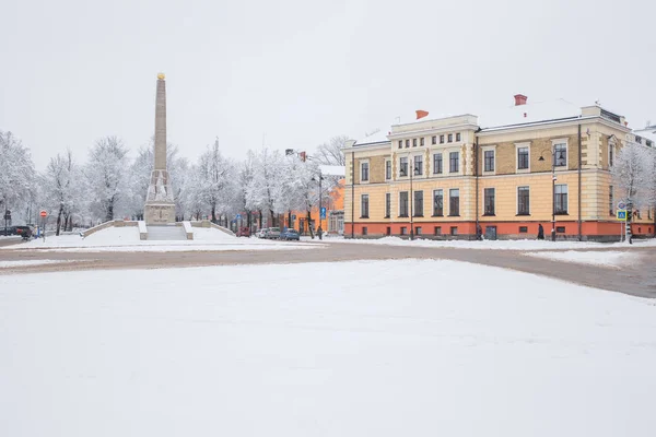 Всі білі, зимовий прийшов. Центр міста зі снігом. — стокове фото