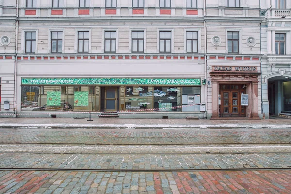 Nature museum at Riga, street view, cars and peoples. — Stock Photo, Image