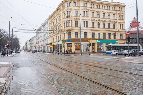 Gamla byggnader vid Riga, Gatuvy, bilar, tåg och folk. — Stockfoto