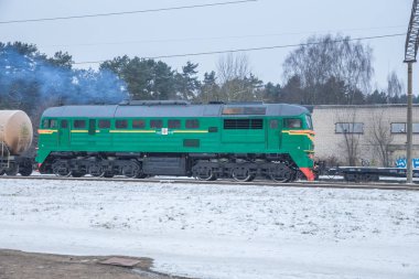 Kışın Riga'da tren demiryolu.