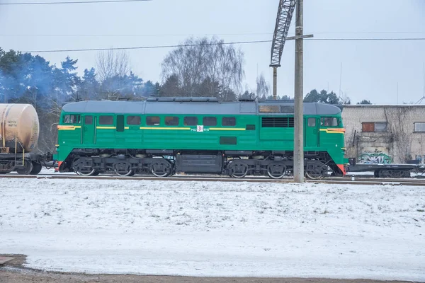 Железнодорожный транспорт в Риге зимой . — стоковое фото