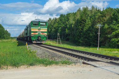 Demiryolu tren ile. Gökyüzü ve güneşli bir gün.