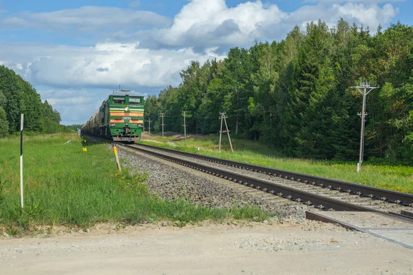 Tren con tren. Cielo y día soleado . — Foto de Stock