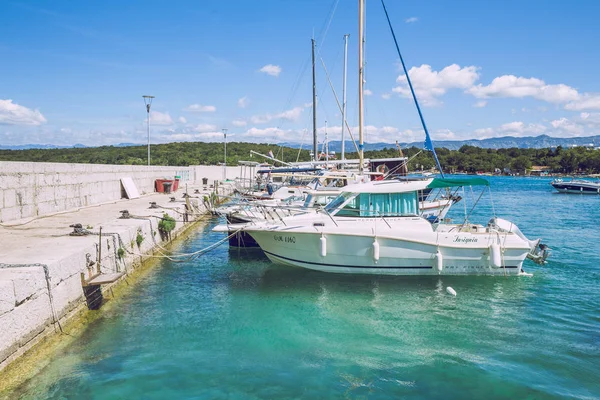 Лодка в Хорватии, природа, деревья и голубая вода . — стоковое фото