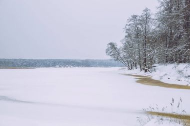 Donmuş göl, kar ve soğuk hava. Letonya, seyahat fotoğraf.