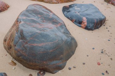 Yaşlı kayalar ve temiz hava, Letonya, güneşli gün.